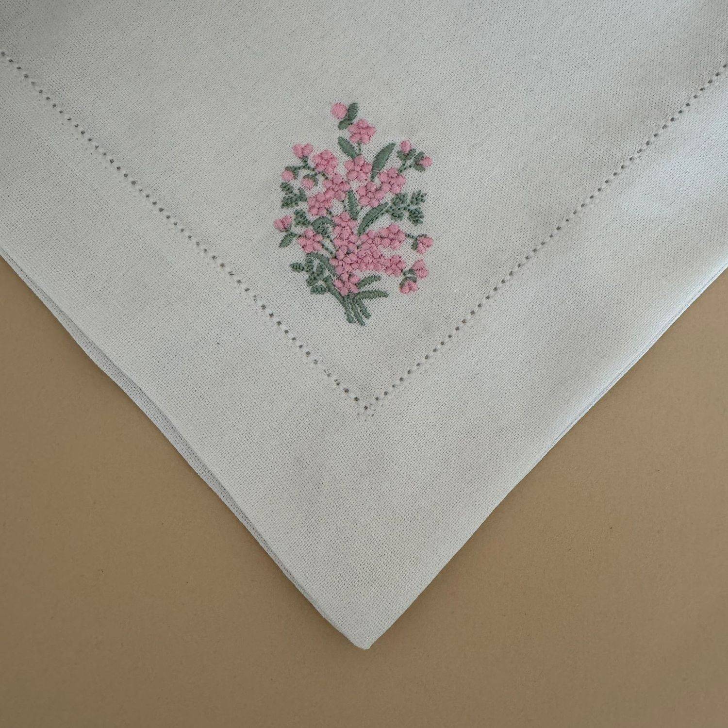 Guardanapo Linho Misto Ponto Ajour Branco Bordado Buquê Rosa Premium - Image 2