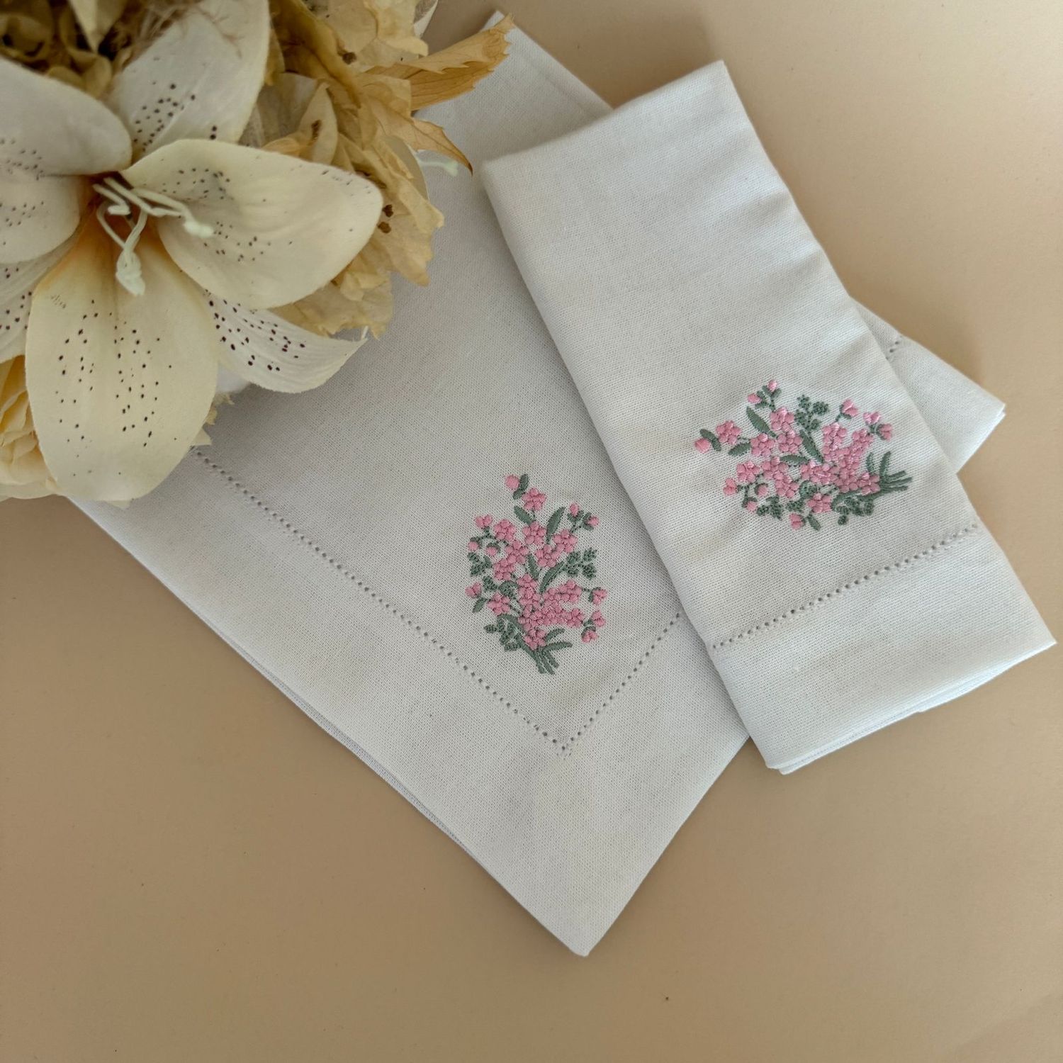 Guardanapo Linho Misto Ponto Ajour Branco Bordado Buquê Rosa Premium - Image 3