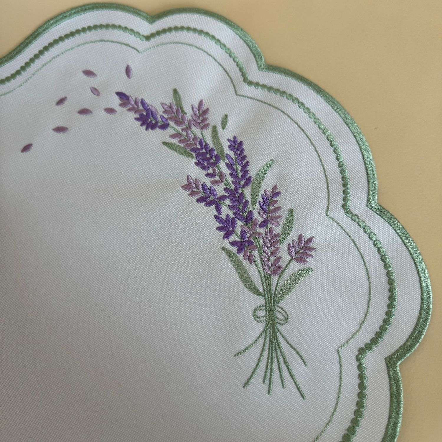 Lugar Americano Requinte Branco com Bordado Lavanda e Verde Seco Premium - Image 2
