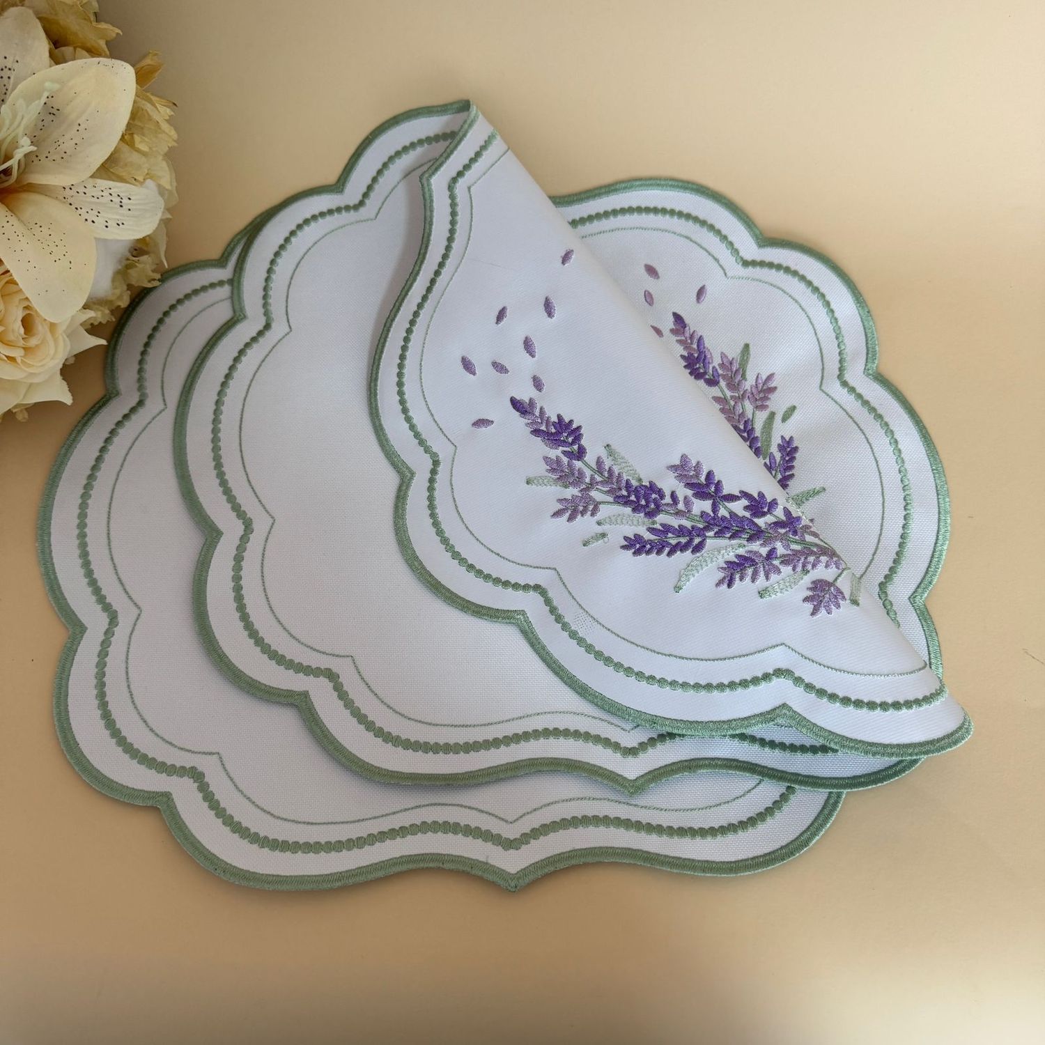 Lugar Americano Requinte Branco com Bordado Lavanda e Verde Seco Premium - Image 3