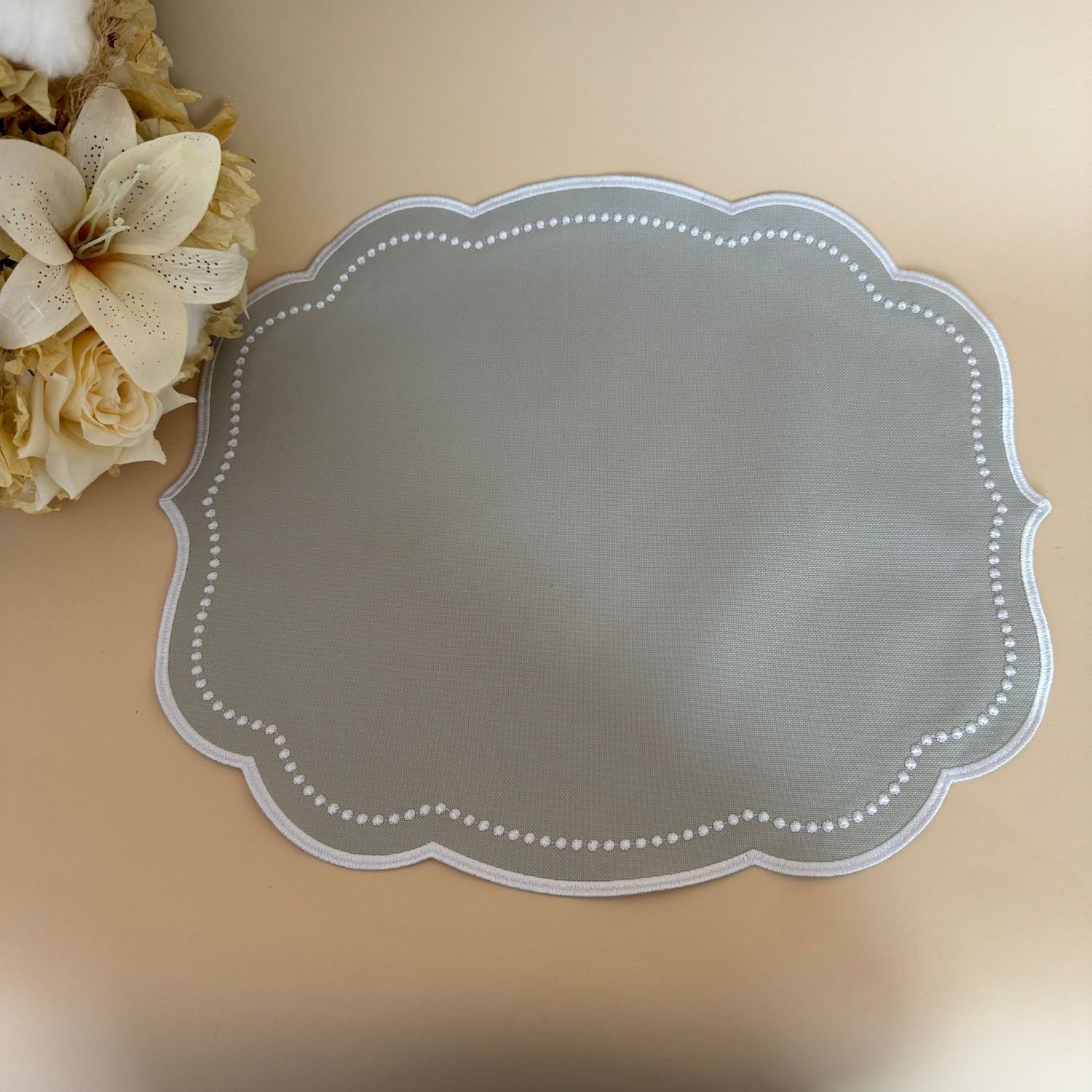 Lugar Americano Requinte Impermeável Cinza Bordado Branco Premium