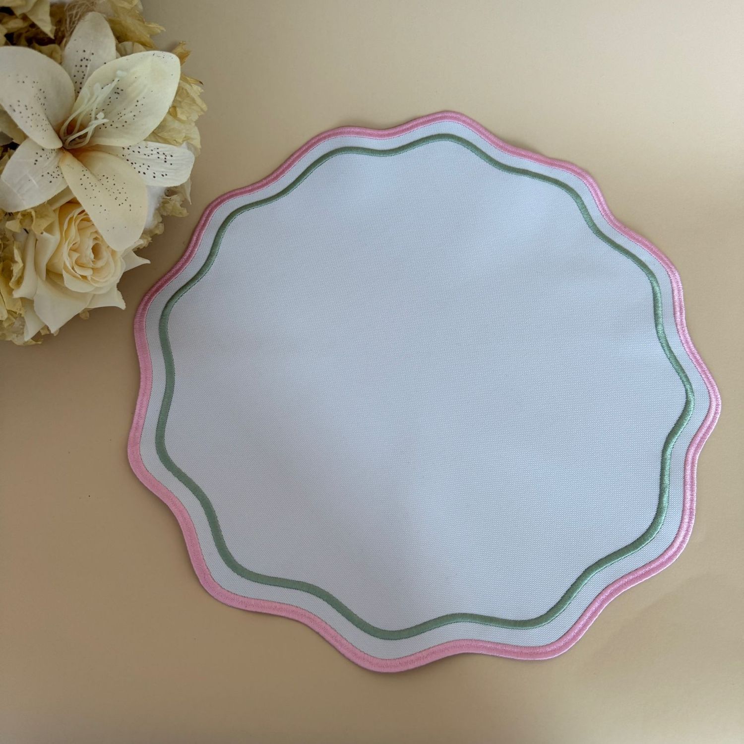 Lugar Americano Romântica Impermeável Branco com Bordado Rosa Bebê e Verde Seco - Image 2