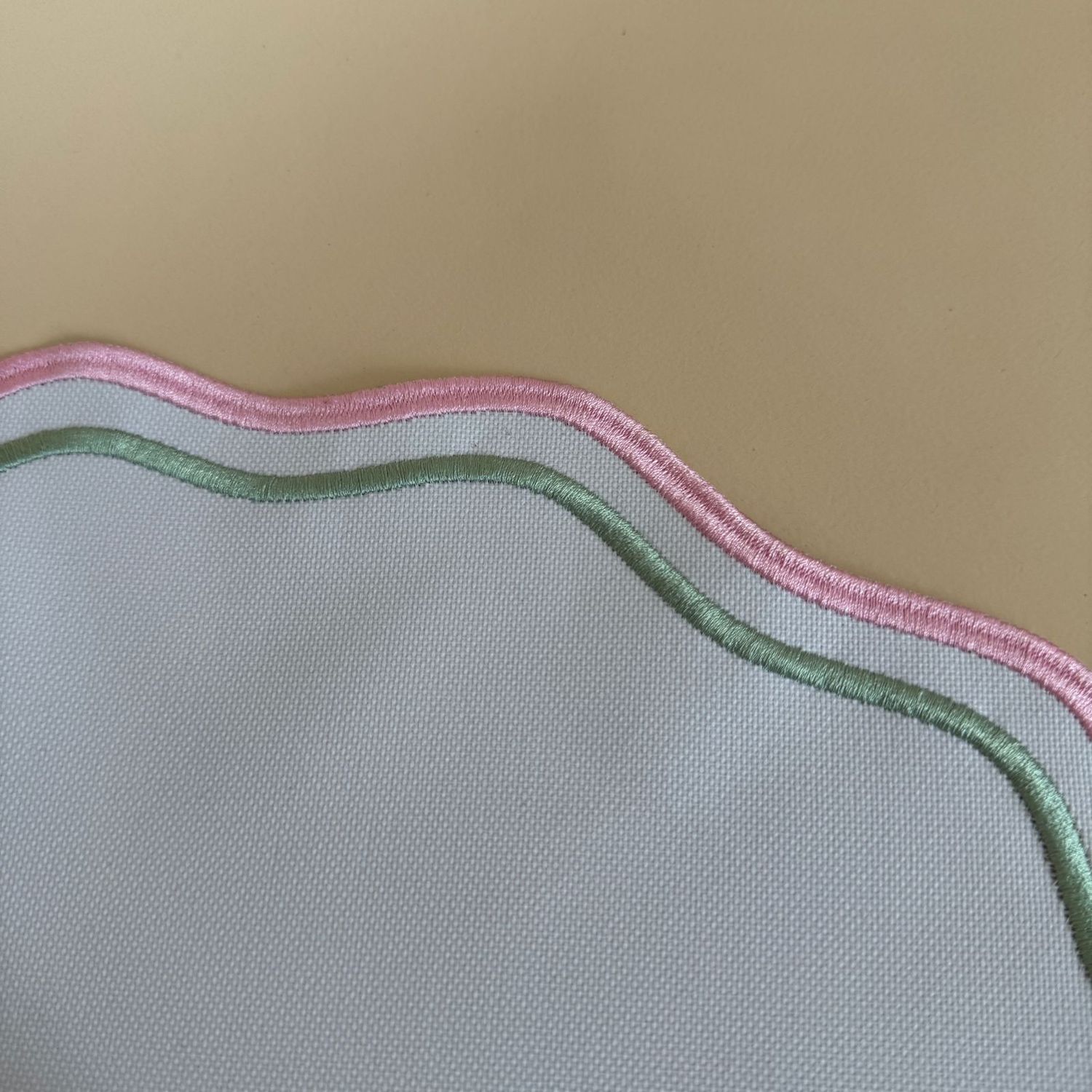 Lugar Americano Romântica Impermeável Branco com Bordado Rosa Bebê e Verde Seco - Image 3